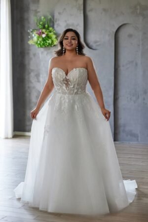 Romance in Bloom – Sweetheart Tulle Dress with 3D Appliqué